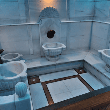 Mermer kurna ve geleneksel mimari detaylarla süslenmiş Osmanlı tarzı hamam iç mekanı – Acemoğlu Tarihi Hamam.