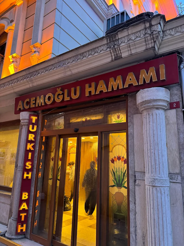 Dış cephesi ve tabelasıyla Acemoğlu Hamamı girişi.